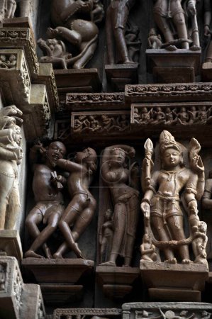 Téléchargez les photos : Sculpture érotique sur le temple Khajuraho Madhya Pradesh Inde Asie - en image libre de droit