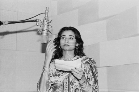 Foto de India viejo vintage 1980s negro y blanco bollywood cine hindi película actriz, India, Salma Agha, cantante británica, actriz india - Imagen libre de derechos
