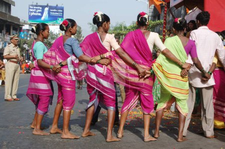 Foto de Danza tribal Warli, durante Gudhi Padwa, Día de Año Nuevo Hindú, Chaitra Shuddha pratipada, Thane, Maharashtra, India - Imagen libre de derechos