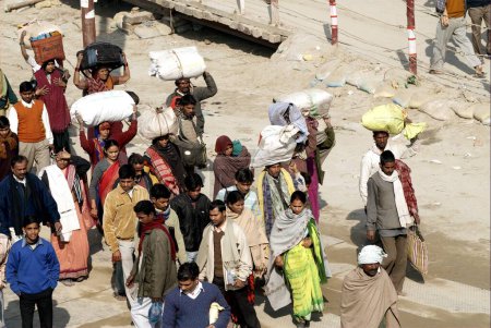 Téléchargez les photos : Des dévots arrivent avec des bagages pour Ardh Kumbh Mela, Allahabad, Uttar Pradesh, Inde - en image libre de droit
