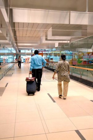 Téléchargez les photos : Touristes au terminal de l'aéroport, Singapour - en image libre de droit