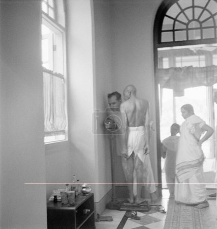 Foto de Mahatma Gandhi, de pie en una balanza de pesaje en Birla House, Mumbai, 1945, India - Imagen libre de derechos