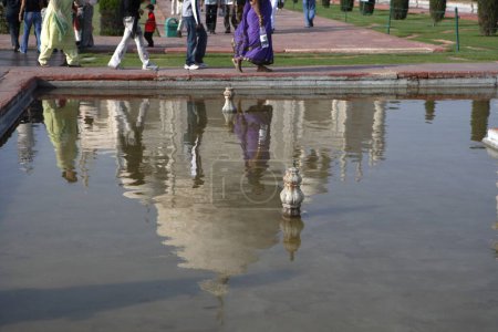 Foto de Reflejo del Taj Mahal en el estanque Séptimas Maravillas del Mundo en la orilla sur del río Yamuna, Agra, Uttar Pradesh, India Patrimonio de la Humanidad por la UNESCO - Imagen libre de derechos