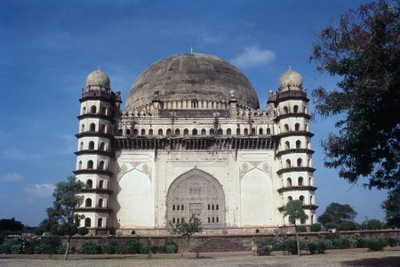 Außenansicht von Gol Gumbaz, Bijapur, Karnataka, Indien, Asien