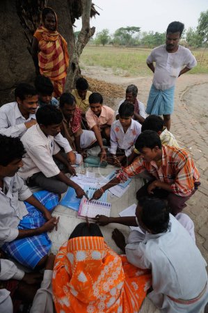 Foto de Trabajadores del partido explican votantes en la aldea de Dongajora bengala calcuta India Asia - Imagen libre de derechos