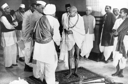 Mahatma Gandhi con sacerdotes con motivo de la ceremonia de apertura de un hospital en Allahabad, Uttar Pradesh, India, febrero de 1941 - LIBERACIÓN DEL MODELO NO DISPONIBLE
