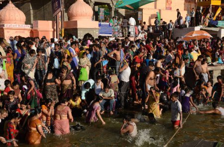 Téléchargez les photos : Personnes se baignant dans la rivière Shipra, kumbh mela, Ujjain, Madhya pradesh, Inde, Asie - en image libre de droit