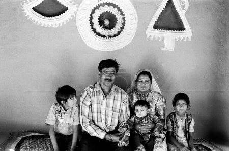 Téléchargez les photos : Famille Kutch du village de Bhujodi District Kutch, Gujarat, Inde - en image libre de droit