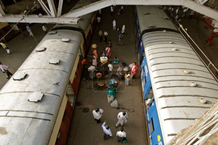 Téléchargez les photos : Trains Chemins de fer, Fisher Woman, Chatrapati Shivaji Terminus (CST) victoria terminus (VT), Mumbai, Maharashtra, Inde - en image libre de droit