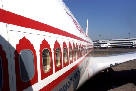 Téléchargez les photos : Avion d'Air India stationné au terminal d'Air India à l'aéroport international Chhatrapati Shivaji Maharaj au Sahar ; Bombay Mumbai ; Maharashtra ; Inde - en image libre de droit