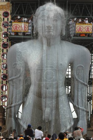 Téléchargez les photos : Verser du lait sur la tête de 58,8 pieds monolithique Statue de jain saint Gomateshwara Lord Bahubali dans mahamastakabhisheka tête cérémonie d'onction, colline Vindhyagiri ; Sravanabelagola, Karnataka, Inde - en image libre de droit