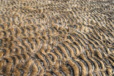 Sandmuster aufgrund von Meereswellen am Strand von Kalamb, Bassein Vasai, Distrikt Thane, Maharashtra, Indien