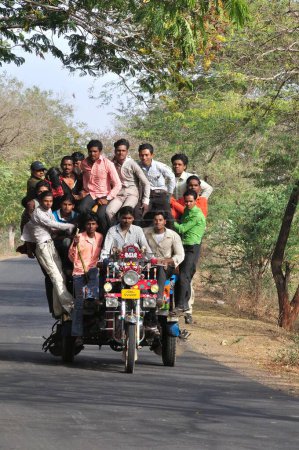 Téléchargez les photos : Hommes à bord d'un véhicule, chhota udaipur, Gujarat, Inde, mars 2010 - en image libre de droit