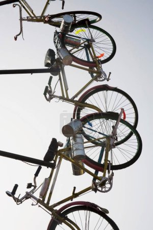 Foto de Bicicletas colgando en el aire con cajas de almuerzo; Instalación de arte; Festival de Kala Ghoda 2008; Bombay ahora Mumbai; Maharashtra; India - Imagen libre de derechos