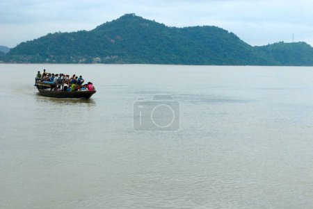 Téléchargez les photos : Touristes à la rivière Brahmaputra, Guwahati, Assam, Inde - en image libre de droit