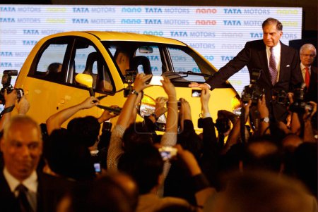 Foto de Ratan Tata Presidente Tata Group y Tata Motors con nano car y fotógrafos de prensa, Bombay Mumbai, Maharashtra, India - Imagen libre de derechos