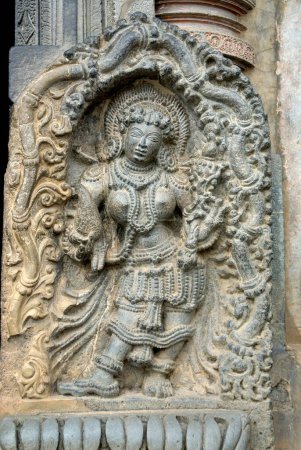 Statue einer weiblichen Figur an der Wand des Channakesava Vishnu Tempels; Belur; Bezirk Hassan; Karnataka; Indien