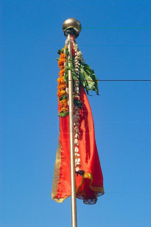 Gudi criado para celebrar Gudi Padva Año Nuevo de Hindú; Thane; Maharashtra; India
