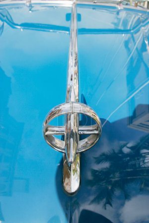 Téléchargez les photos : Emblème de la voiture vintage Bentley ; Pune ; Maharashtra ; Inde - en image libre de droit
