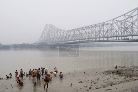 Foto de Howrah Bridge (Rabindra Setu) On The River Hooghly Un milagro de la habilidad de ingeniería; Voladizo enorme y puente ancho; Calcuta; Bengala Occidental; India - Imagen libre de derechos