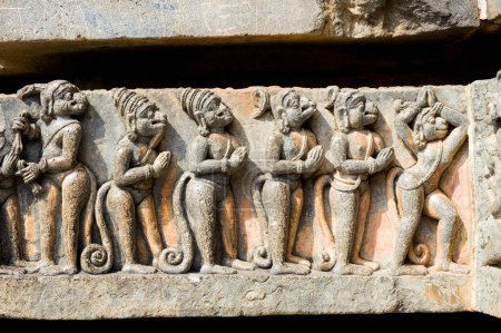 Foto de Mono rezando estatuas talladas en hoysaleswara templo; Halebid Halebidu; Hassan; Karnataka; India - Imagen libre de derechos