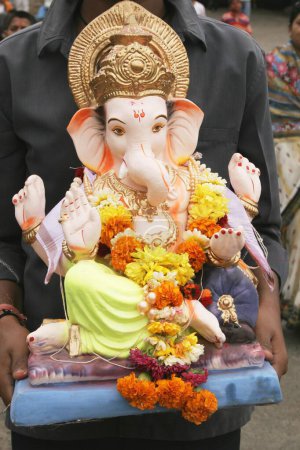 Téléchargez les photos : Idole de seigneur ganesh éléphant tête dieu porté pour l'immersion ; Pune ; Maharashtra ; Inde - en image libre de droit