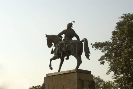 Foto de Estatua de Chhatrapati Shivaji Maharaj en la Puerta de la India; Bombay Mumbai; Maharashtra; India - Imagen libre de derechos