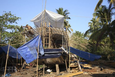 Téléchargez les photos : Construction d'une péniche. ouvriers construisant des travaux de péniche en cours. Alleppey Alappuzha. Kerala. Inde - en image libre de droit