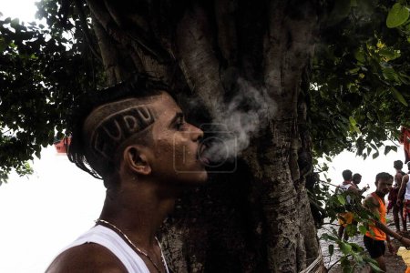 Foto de Man smoking princep ghat, kolkata, west Bengal, India, Asia - Imagen libre de derechos