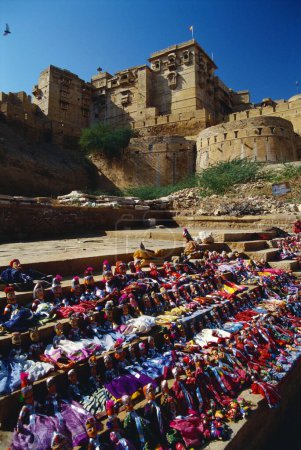 Téléchargez les photos : Marionnettes à vendre au fort Jaisalmer, Rajasthan, Inde - en image libre de droit