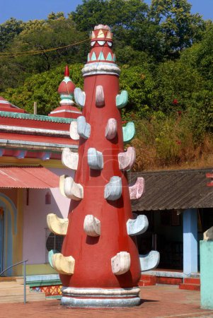 Téléchargez les photos : Lampadaire coloré ; deepmala devant le temple Shri Dasabhuj Lakshmi Ganesh à Hedvi ; région de Konkan ; Taluka Guhagar ; District Ratnagiri ; Maharashtra ; Inde - en image libre de droit