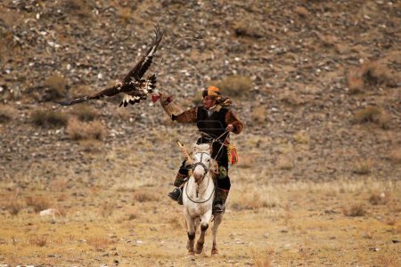 Téléchargez les photos : Chasseurs d'aigle au festival de l'aigle royal, bayan, olgii, mongolia - en image libre de droit