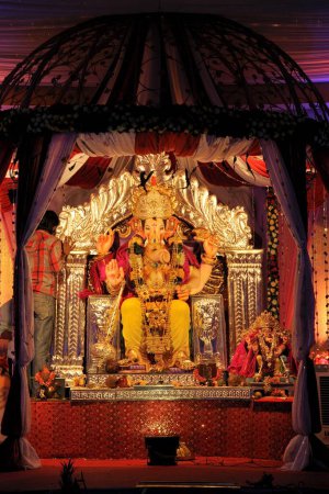 Téléchargez les photos : Idole de Lord Ganesh à Mumbai Maharashtra Inde - en image libre de droit