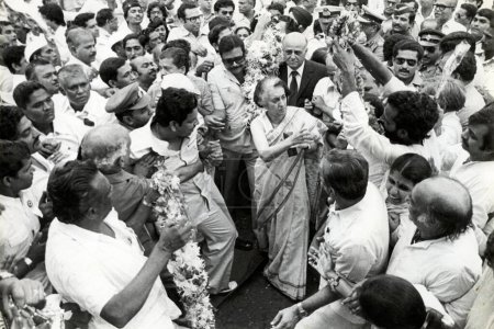 Foto de Indira Gandhi rodeada de partidarios, India, Asia, 1970 - Imagen libre de derechos