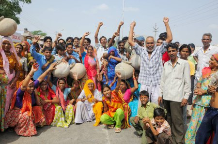 Foto de Personas protestando por el suministro de agua y rompiendo la olla de agua en la carretera, Jodhpur, Rajastán, India - Imagen libre de derechos