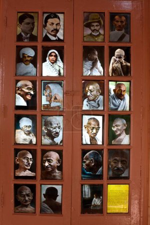 Téléchargez les photos : Photos du Mahatma Gandhi avec son épouse Kasturba Gandhi à l'ashram Satyagraha fondé le 25 mai 1915 à Kochrab, Ahmedabad, Gujarat, Inde - en image libre de droit