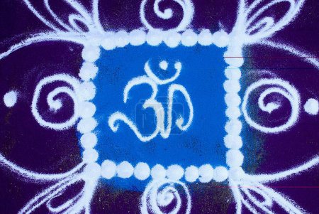 OM símbolo rangoli diseño de piso para la celebración de Gudi Padva Año Nuevo de Hindú en Thane; Maharashtra; India 2009