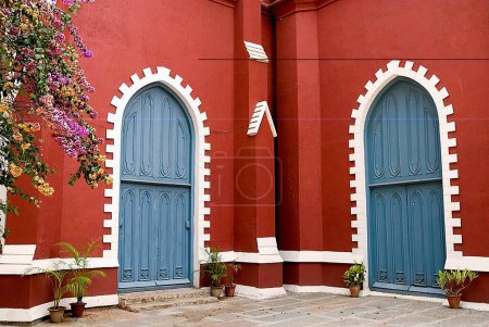 Téléchargez les photos : Portes dans l'église Saint Andrew ; seulement Kirk écossais construit en 1866 ; Bangalore ; Karnataka ; Inde - en image libre de droit