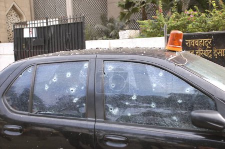 Foto de Un disparo en el coche fuera del hotel Taj Mahal después del ataque terrorista de los muyahidines decanos. Bombay Mumbai. Maharashtra. India 26 noviembre 2008 - Imagen libre de derechos