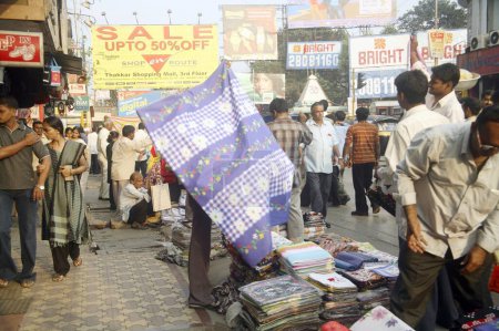 Téléchargez les photos : Rue indienne, draps vendus dans la rue animée, population, foule, espace urbain, classe moyenne, banlieue Borivali de Bombay Mumbai, Maharashtra, Inde - en image libre de droit