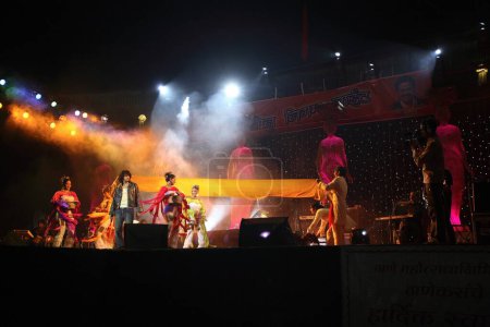Téléchargez les photos : Spectacle de Sonu Nigam au Dadoji Konddeo Stadium, durant le Thane Festival en novembre 2006, Thane, Maharashtra, Inde - en image libre de droit