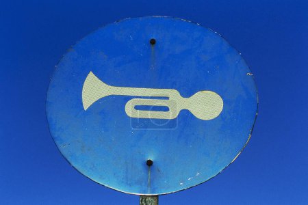 Téléchargez les photos : Close up of horn please road sign, Malshej ghat, Thane, Maharashtra, Inde, Asie - en image libre de droit