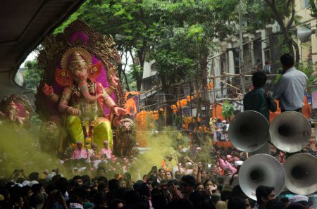 Foto de Procesión de Ganesh bajo sobrevuelo con multitud en Ganpati Utsav Mumbai India Asia - Imagen libre de derechos