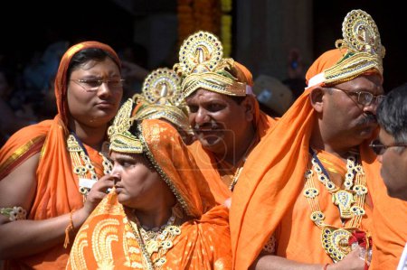 Téléchargez les photos : Les dévots jaïns réunis à la cérémonie d'onction de la tête de mahamastakabhisheka, Sravanabelagola, Karnataka, Inde - en image libre de droit