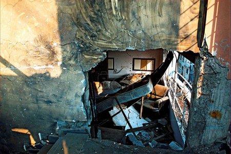Téléchargez les photos : Murs fissurés du centre communautaire juif de la maison nariman par des terroristes moudjahidines du deccan attentat à Bombay Mumbai, Maharashtra, Inde 17 février 2009 - en image libre de droit
