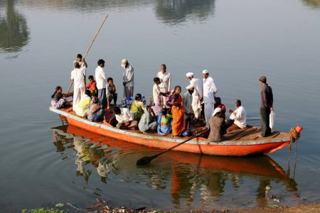 Foto de Los aldeanos de la aldea de Haripur cargando sus bicicletas en un barco, distrito Sangli, Maharashtra, India - Imagen libre de derechos