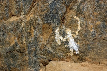 Foto de Cueva prehistórica que muestra la pintura del hombre, pueblo de Porivarai Karkiyoor, Nilgiris, Kerala, India - Imagen libre de derechos