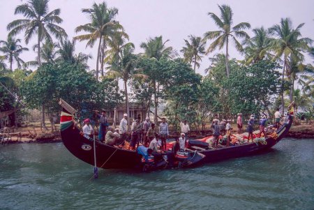 Téléchargez les photos : Pêcheur en bateau backwaters, kerala, Inde, Asie - en image libre de droit