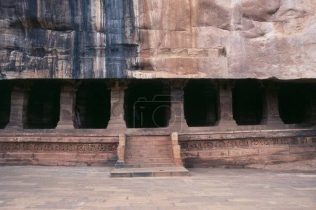 Téléchargez les photos : Vue d'entrée des temples de la grotte Badami, district Bagalkot, Karnataka, Inde - en image libre de droit