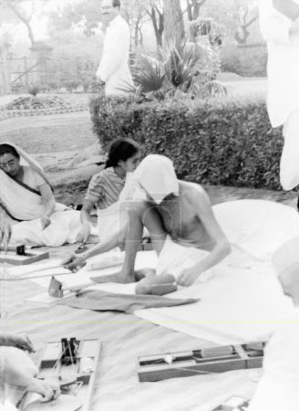 Téléchargez les photos : Mahatma Gandhi tourne. New Delhi. 1939. Sushila Nayar. Mahadev Desai. Inde - en image libre de droit